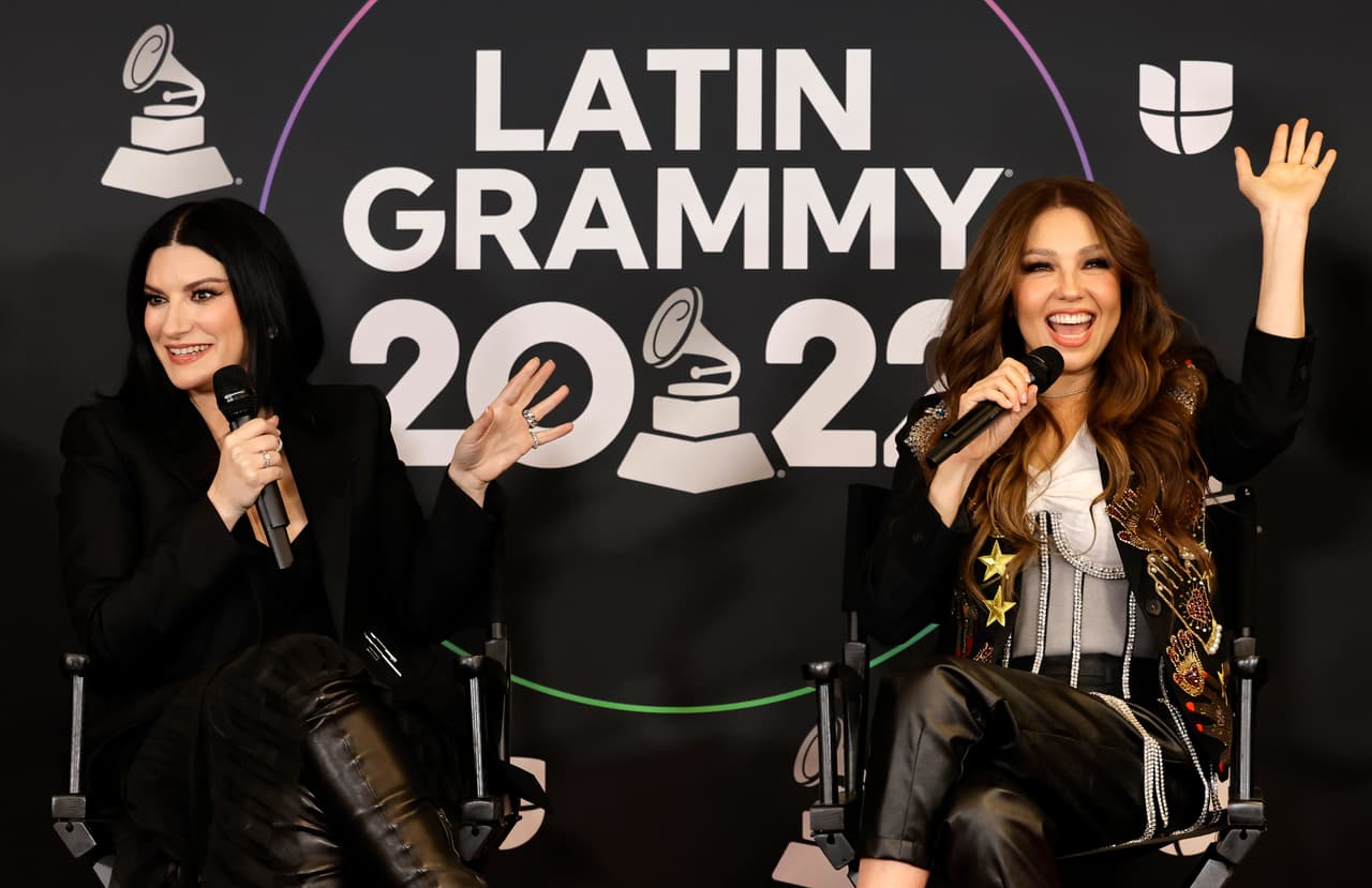 Laura Pausini y Thalía se mostraron emocionadas por ser parte de las anfitrionas.