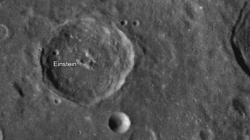 El cráter Einstein es una de las grandes formaciones de impacto de la Luna y se encuentra en una región cercana al límite entre la cara visible y la cara oculta del satélite natural. Su ubicación hizo más complejo observar directamente el choque del objeto espacial. Los científicos utilizaron modelos de trayectoria y observaciones desde telescopios terrestres para establecer que la etapa del cohete terminó en esta zona. Futuras imágenes orbitales permitirán analizar la marca dejada por el impacto y estudiar cómo una colisión de alta velocidad modifica la superficie lunar.