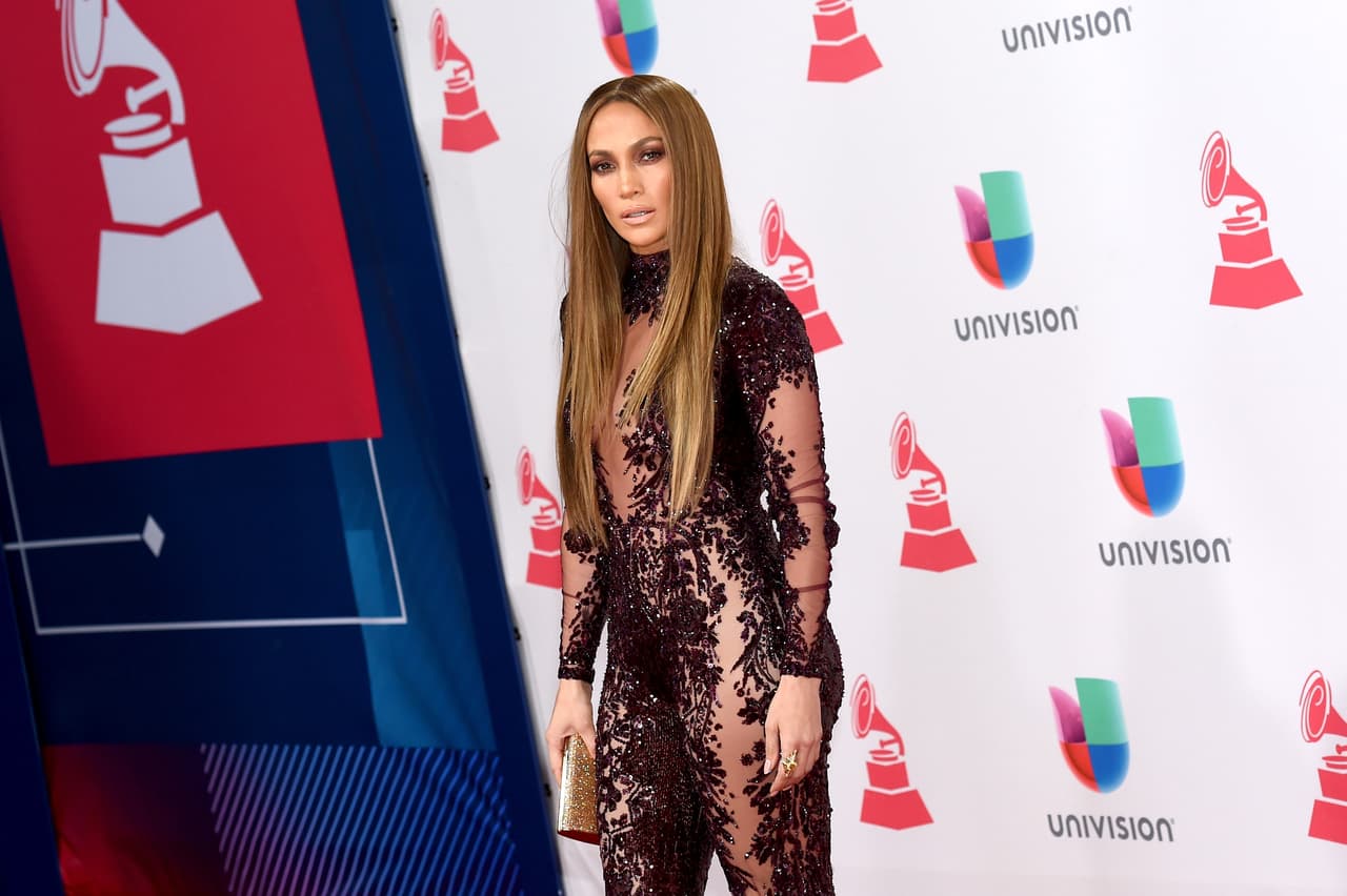 14- Jennifer Lopez: Los últimos sencillos de JLo han sido 'Ain't your mama', 'Love make the world go round' con Lin-Manuel Miranda a beneficio de las víctimas de la masacre de Orlando y 'Olvídame y pega la vuelta' que estrenó en Latin GRAMMY a dúo con Marc Anthony. Próximamente, sacará un disco complementamente en español producido por Anthony.