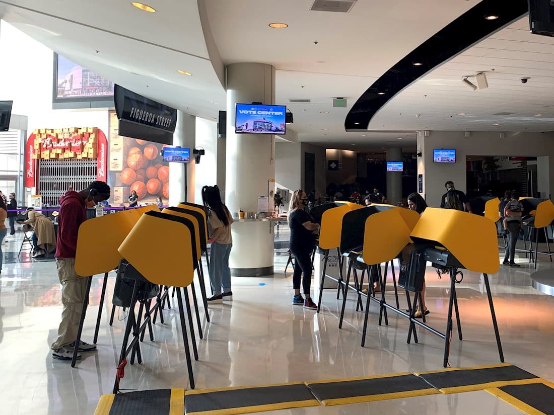 Así se ven las mesas de votación en el interior del estadio.