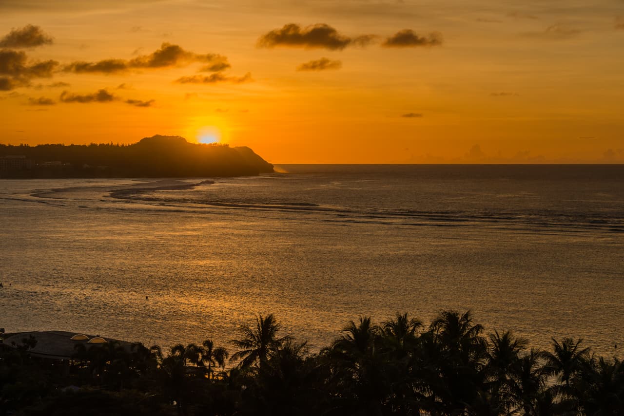 <b>1. Es el lugar en donde amanece primero</b>
<br>La isla Guam es el lugar en donde los días de Estados Unidos empiezan. En Guam tienen su propio zona horaria ‘Chamorro Standart Time’, así que en Guam se levanta 14 o 15 horas adelante del Eastern Time Zone. Son, claro, siempre los primeros en Estados Unidos en celebrar el año nuevo en América.
