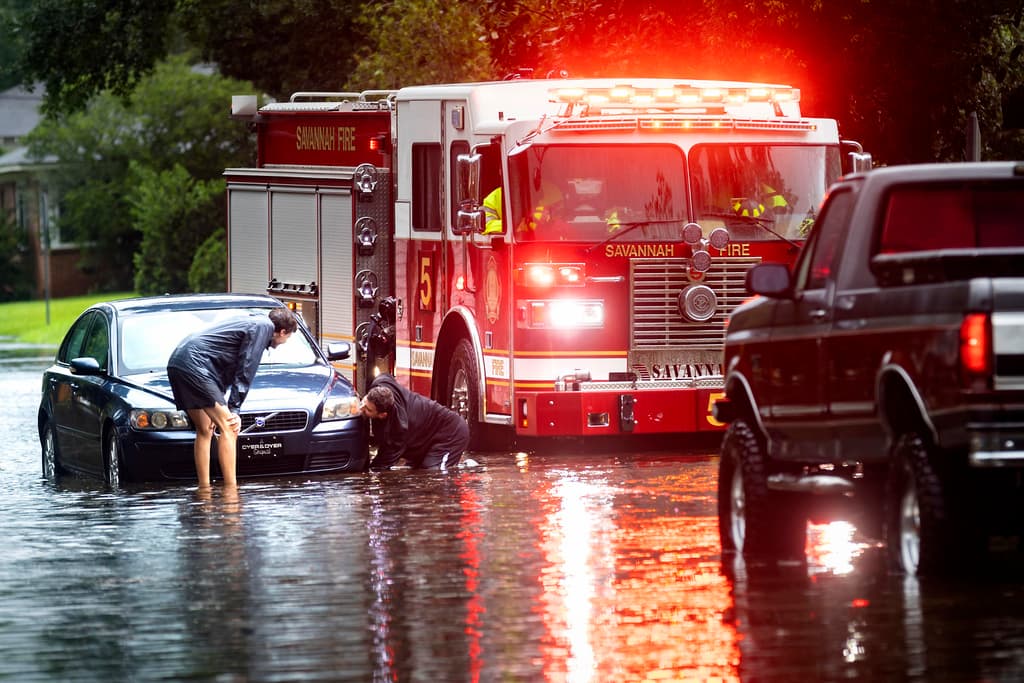 De otra parte, los bomberos tuvieron que asistir a automovilistas que quedaron presas de inundaciones en algunas calles.