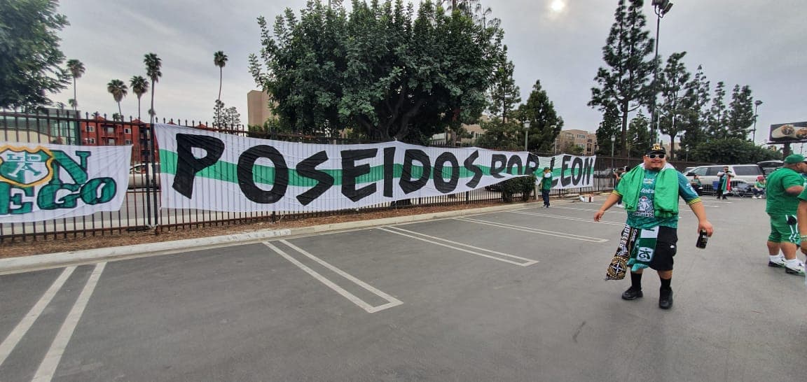 Los aficionados de León alientan a su equipo previo al encuentro ante LAFC.