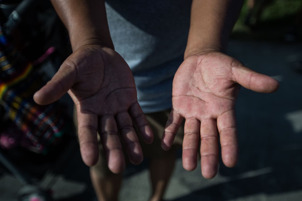 Edgar, 34, de Guatemala, pisca tomates desde hace 11 años. “Hoy no he ido a trabajar para levantar la voz, que el gobierno nos tome en cuenta, somos la mano de obra. Sin agricultura, este país no es nada”. El miércoles por la noche decidió que no iría a trabajar este jueves sin preguntar a su jefe: “Mañana ya veremos”. Dice que su vida ha cambiado drásticamente desde que Trump salió presidente. “Uno no puede salir tanto porque es peligroso. Pienso en los niños, ¿con quién se van a quedar?”