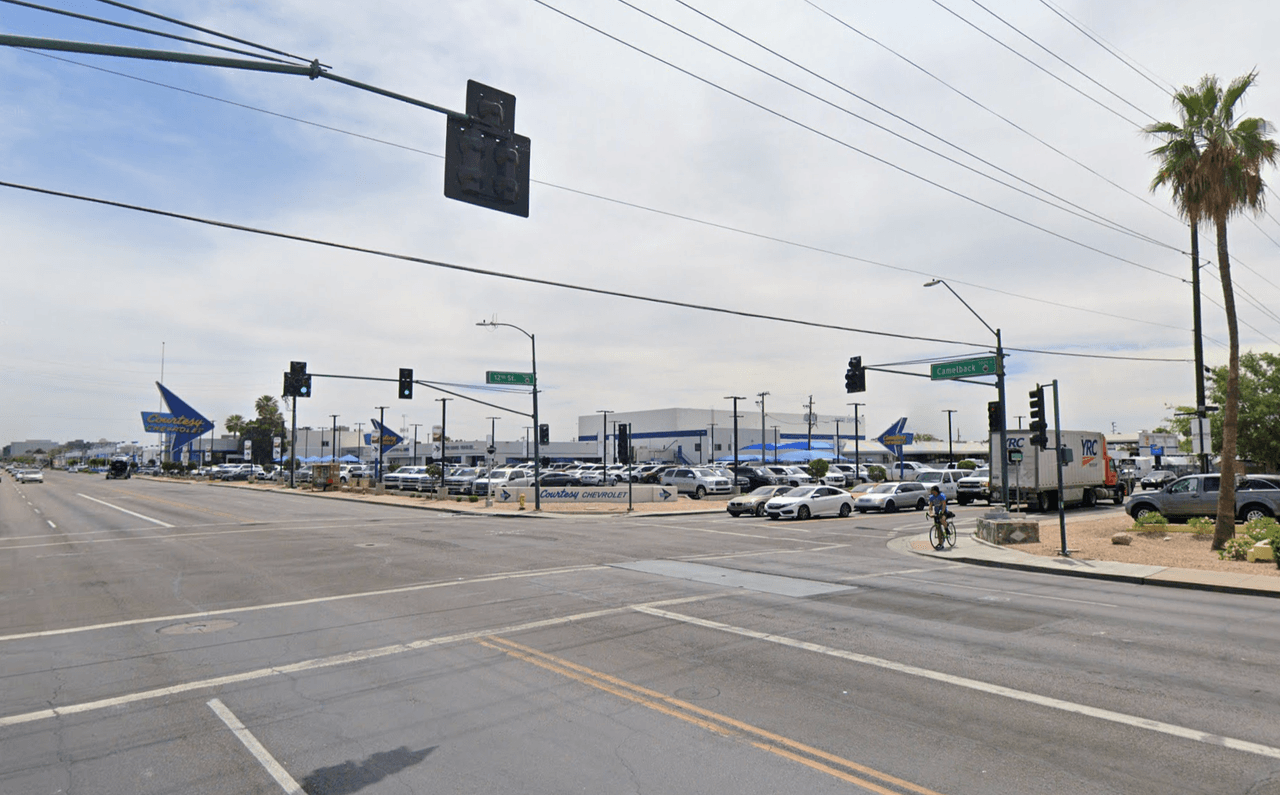 La calle 12 y Camelback Road.