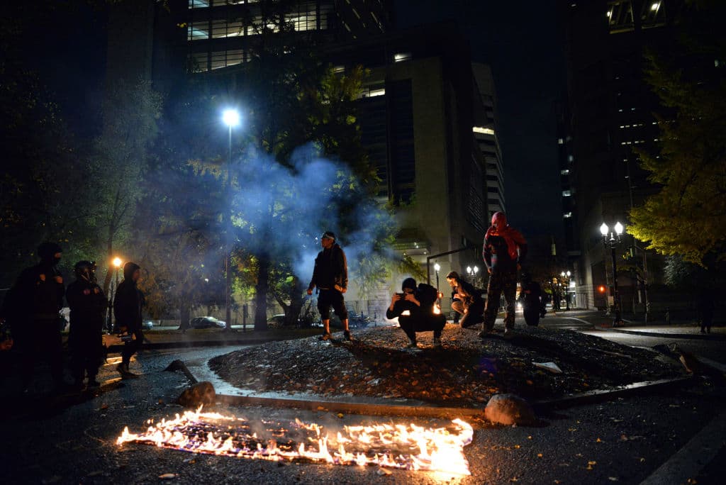 En la protesta, en la que muchos también bailaron y cantaron, participó el alcalde de Portland, Ted Wheeler, que fue reelegido este martes.