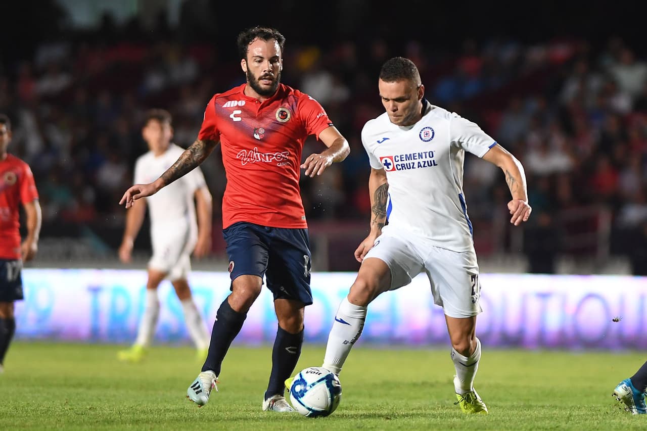 Jonathan 'Cabecita' Rodríguez encara a la defensiva del Veracruz, pero no consigue marcar.