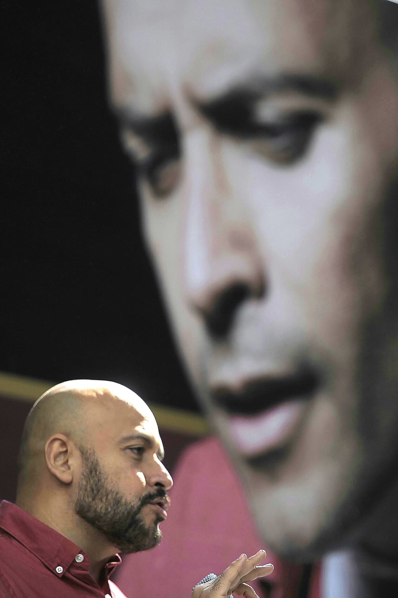 El autor de '¿Nos tomamos un café?' señaló: "No sé si esté diciendo eso en su en vivo, no lo oigo. No oigo. Ha de ser difícil, que sabe que no se debe quedar callada. Pero es que un abuso puede ser muchas cosas. Hay muchos tipos de abuso, no tendría que ser sexual forzosamente".