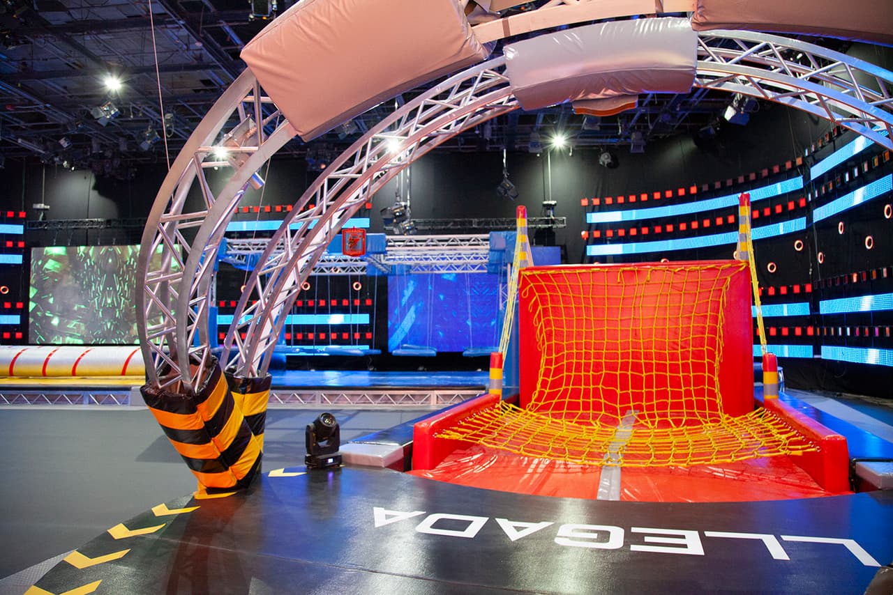 En el circuito destaca una impresionante pared de escalada.