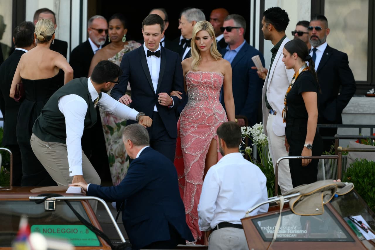Jared Kushner e Ivanka Trump salen del Hotel St. Regis el día de la boda de Jeff Bezos con Lauren Sánchez, el 27 de junio de 2025.
