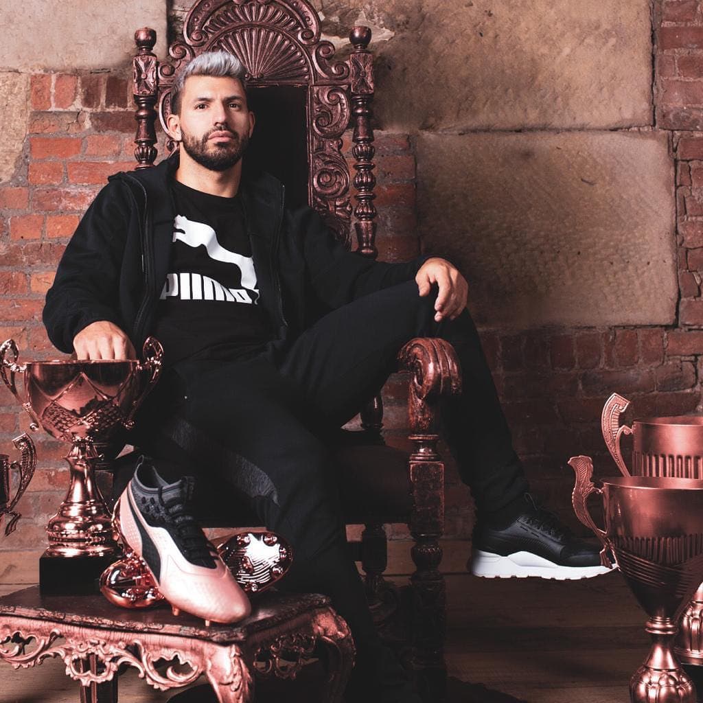 Leo chuleó la silla que tiene Agüero para jugar, a lo que el jugador del City dijo que le mandaría una a su casa para que jugara Thiago, su hijo, o se tomara un café.