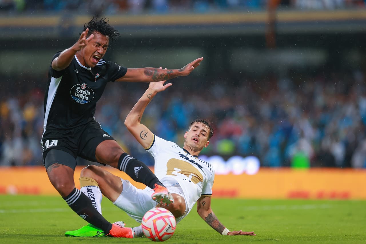 Pumas recibió al Celta de Vigo en Ciudad Universitaria en plena lluvia torrencial que ayudó a la velocidad del juego y al ataque incesante de los universitarios en el primer cuarto de hora.