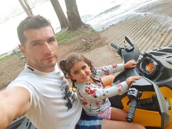 Montar en cuatrimoto es otra de las actividades que les gusta practicar en familia.