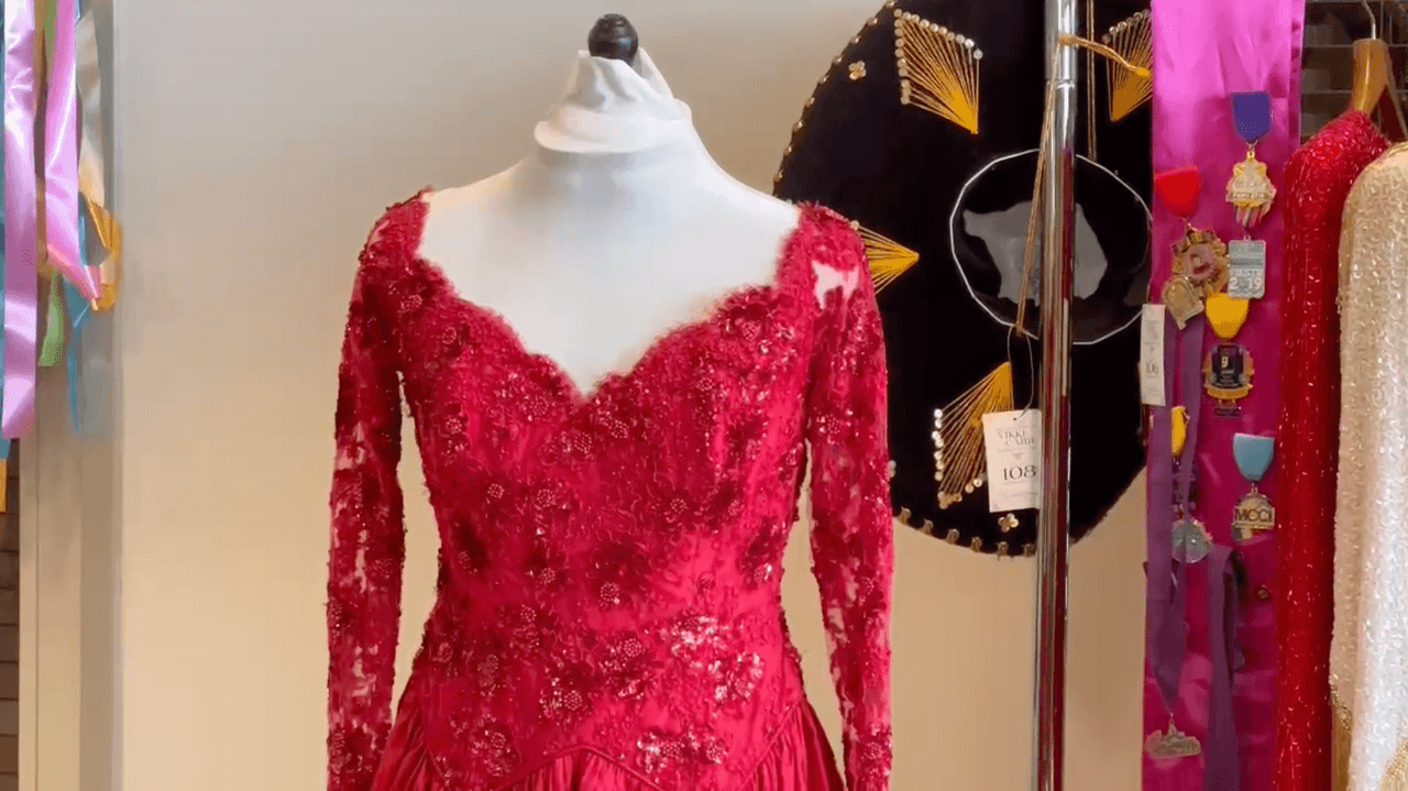 Entre los objetos que ofrecen también están guitarras que tocaba la artista y vestidos que usaba mientras interpretaba su música.