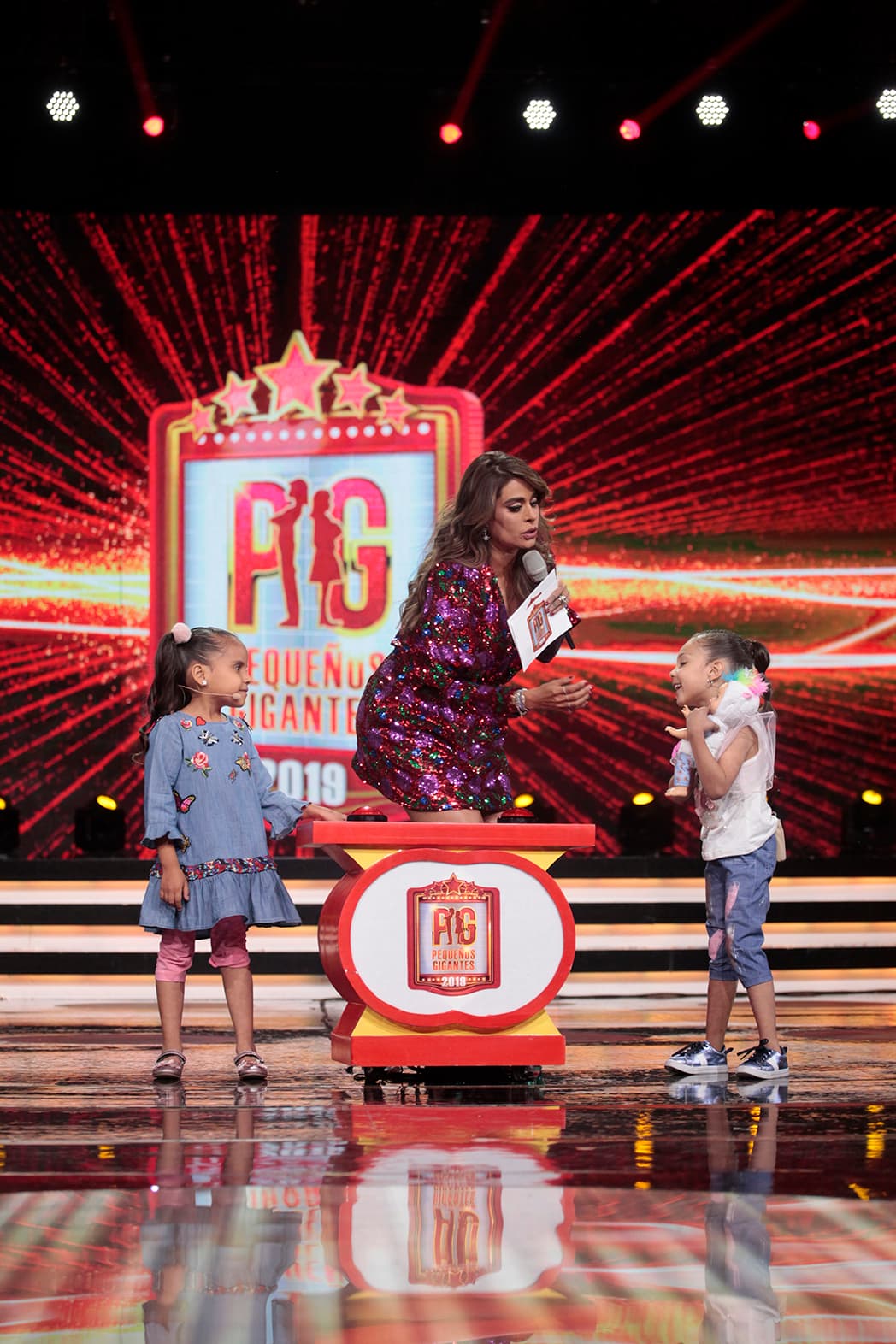 Galilea Montijo estaba en el escenario, con su lista de preguntas en la mano. Las capitanas de los 'Yolotzin' y los 'Bombas' también estaban preparadas. Galil les advirtió: "La capitana que más respuestas correctas tenga, se lleva los tres puntos".