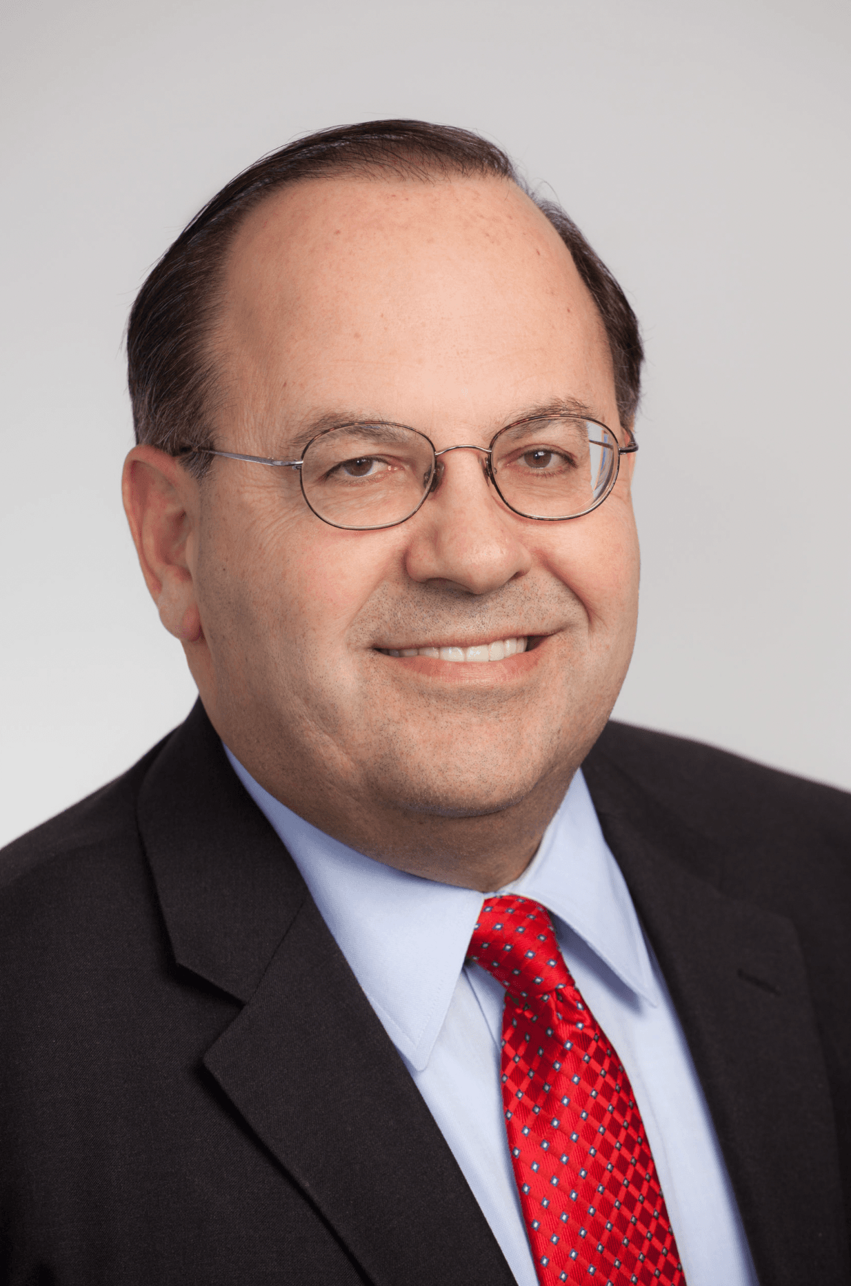 <b><a href="https://www.votedomb.com/" target="_blank">Allan Domb </a></b>es un magnate de bienes raíces y exmiembro general del Concejo Municipal, donde se desempeñó durante siete años antes de renunciar para postularse para alcalde. Se convirtió en el corredor de bienes raíces más grande de la ciudad después de dejar el negocio de cerrajería hace más de 40 años.