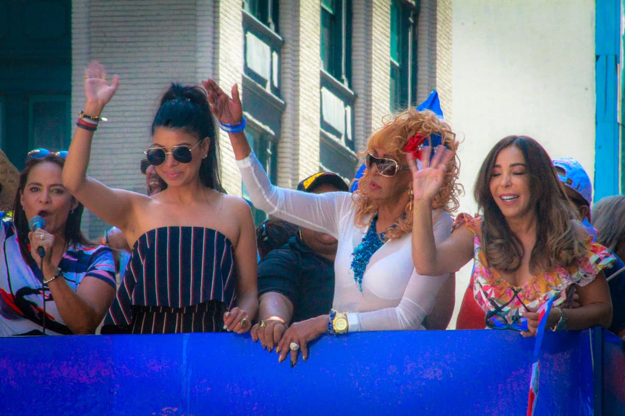 <a href="https://www.univision.com/global/esperanza-ceballos" target="_blank">Esperanza Ceballos</a>,
<a href="https://www.univision.com/temas/daneida-polanco" target="_blank">Daneida Polanco</a>,
<a href="https://www.univision.com/shows/despierta-america/muy-relajada-fefita-la-grande-nos-conto-lo-feliz-y-enamorada-que-se-siente-en-esta-etapa-de-su-vida-video">Fefita La Grande</a> y
<a href="https://www.univision.com/temas/gelena-solano" target="_blank">Galena Solano</a> saludando a los dominicanos.