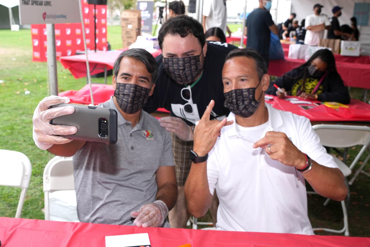 Luis Hernández y Pavel Pardo posaron con los aficionados.
<br>