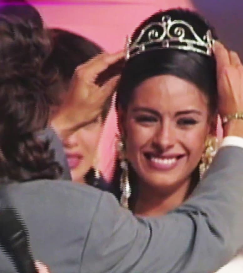 Galilea inicia su carrera en el medio artístico al resultar ganadora en el concurso de belleza 'La Chica TV' en 1993.