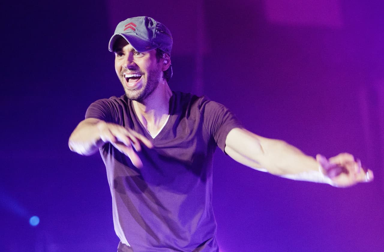 3- Enrique Iglesias: En colaboración con Wisin, 'Duele el corazón' ha sido un hit global para el ídolo español, coronándose así como el tercer artista latino más escuchado por Spotify en Estados Unidos en 2016 y el #59 artista más escuchado en el mundo.