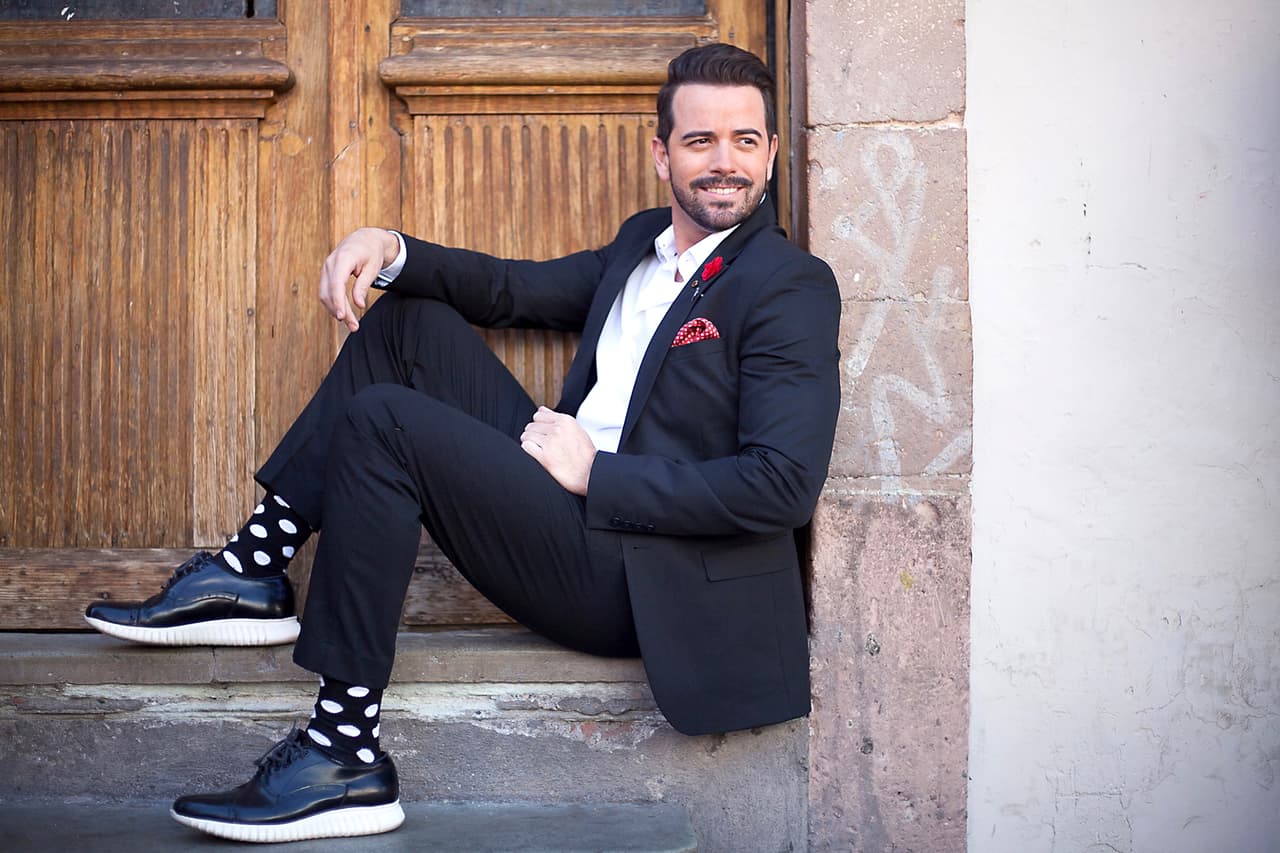 Patricio, quien se ha preparado profesionalmente para el negocio familiar, esconderá una personalidad un poco infantil.