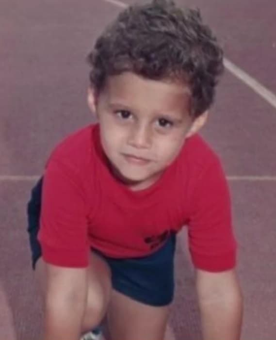 Alejandro vivió su infancia en un rincón de Venezuela en compañía de su padre, de origen árabe, su mamá venezolana y sus tres hermanas: Olimar, Susana y María Alejandra.