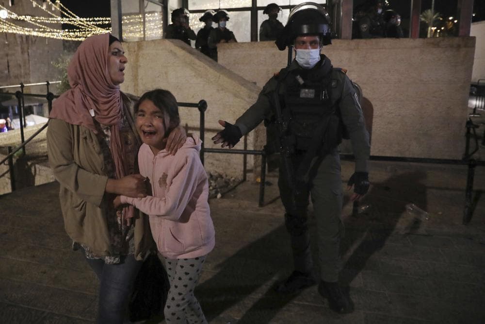 Una mujer protesta mientras su hija llora al ser desalojada por fuerzas militares israelíes en la Puerta de Damasco, en la zona vieja de la ciudad de Jerusalén. La comunidad internacional ha pedido calma y los países musulmanes han expresado indignación por lo que es
<b>el peor estallido de violencia en años</b> entre el movimiento islamista e Israel, desencadenado por los
<a href="https://www.univision.com/noticias/mundo/enfrentamientos-en-jerusalen-palestinos-heridos-fotos">disturbios de Jerusalén Este</a>.