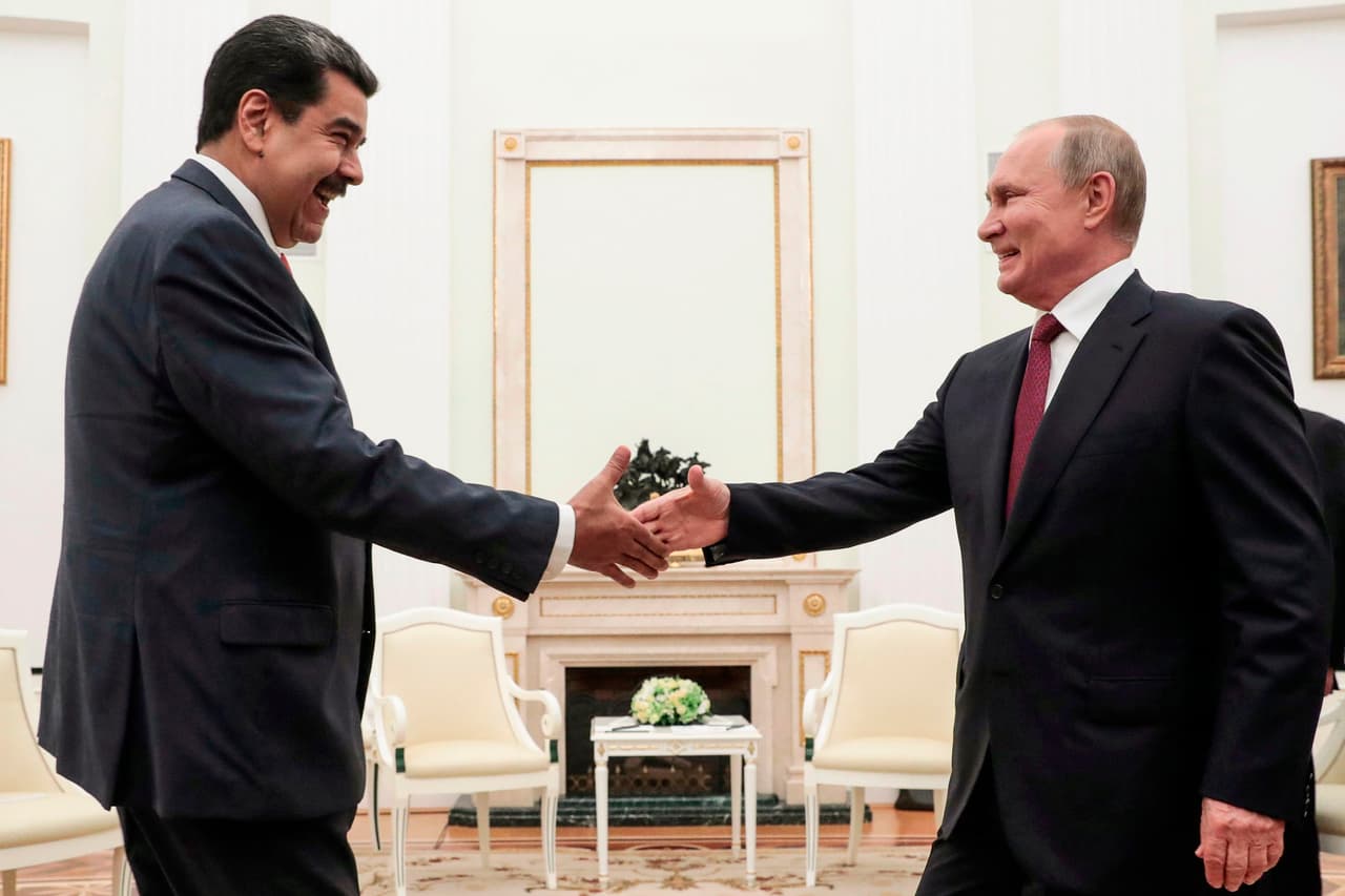 El presidente ruso, Vladimir Putin (der), está a punto de estrechar la mano del presidente venezolano, Nicolás Maduro, durante su reunión en el Kremlin en Moscú el 25 de septiembre de 2019.