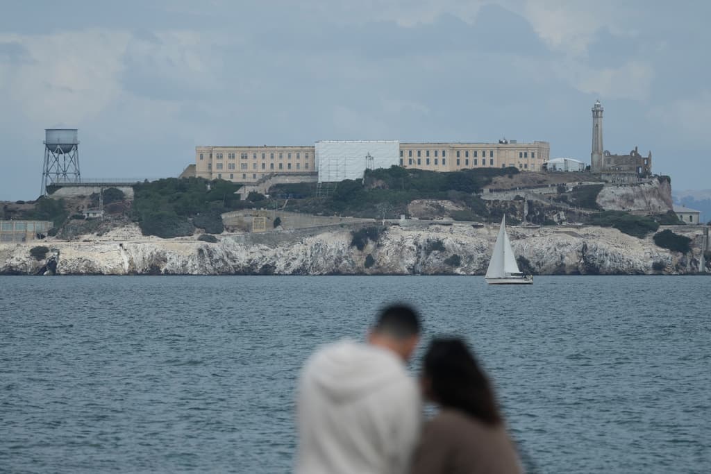 Un muerto y un desaparecido tras un incendio en una lancha pontón cerca de la isla de Alcatraz