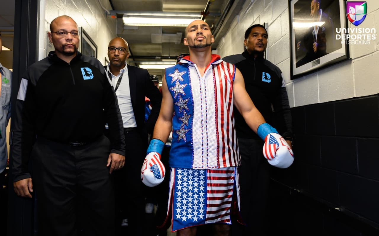 Keith 'One Time' Thurman retuvo su supercampeonato wélter de la AMB tras derrotar por decisión mayoritaria a 'Josesito' López en una dura pelea de regreso para el monarca.