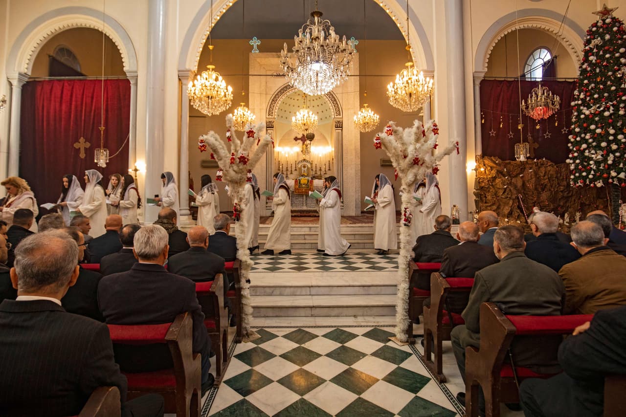 En Siria, feligreses acudieron a la iglesia ortodoxa Virgen María en Qamishli, una ciudad de mayoría kurda en el noreste del país.