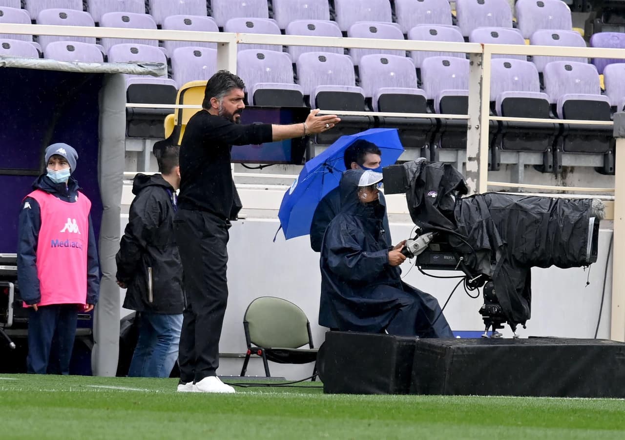 Napoli se impone a la Fiorentina en su visita con un marcador de 2-0, durante la Jornada 37 en la Serie A. Las anotaciones fueron por parte de Lorenzo Insigne al minuto 56 y el segundo tanto fue un autogol de Lorenzo Venutti durante la segunda mitad del encuentro. Hirving Lozano ingresó al campo al minuto 80.