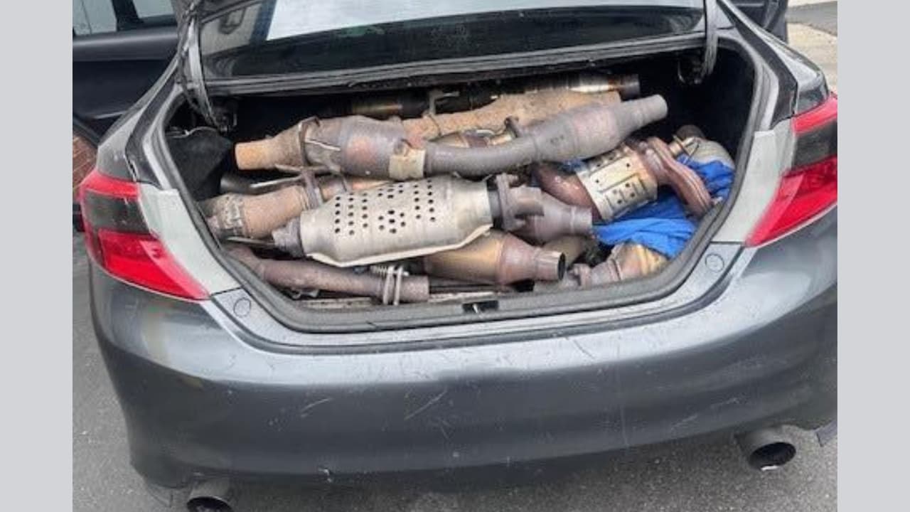 A través de un trabajo conjunto de inteligencia entre sheriffs de ciudades cercabas y departamentos de policía, los detectives dieron con
<b>dos ubicaciones clave en el caso: un lugar de compra y venta ilegal de convertidores catalíticos en el sur de Los Ángeles y una bodega de almacenamiento en Norwalk.</b>