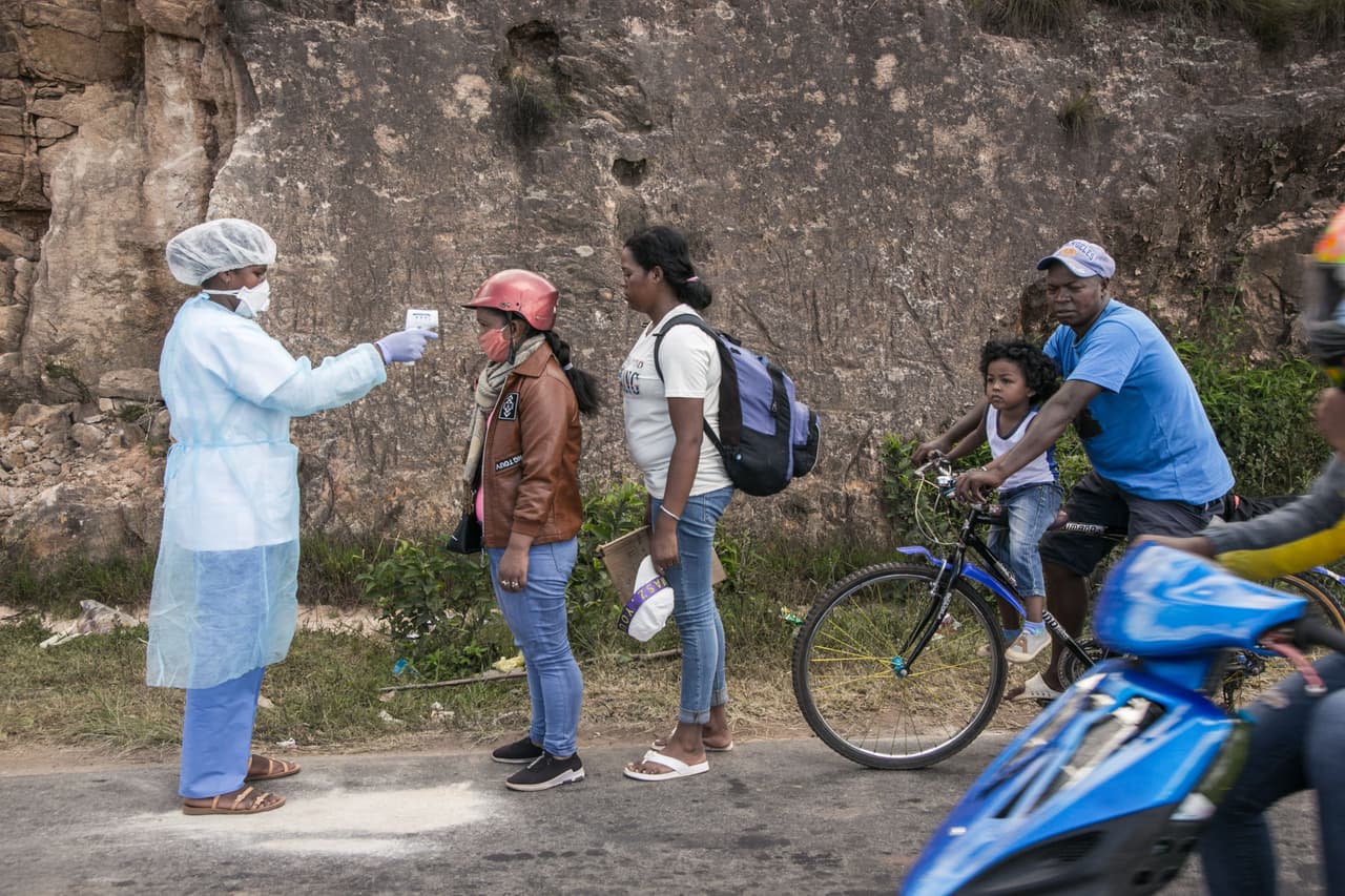 Sudáfrica suspende la distribución de la vacuna AstraZeneca por “protección limitada” ante la variante sudafricana