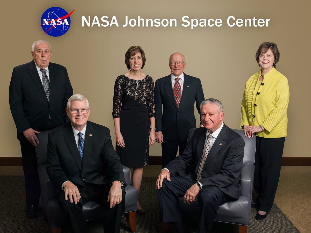 Ellen Ochoa posando junto a directores pasados del Centro Espacial Johnson en Houston.