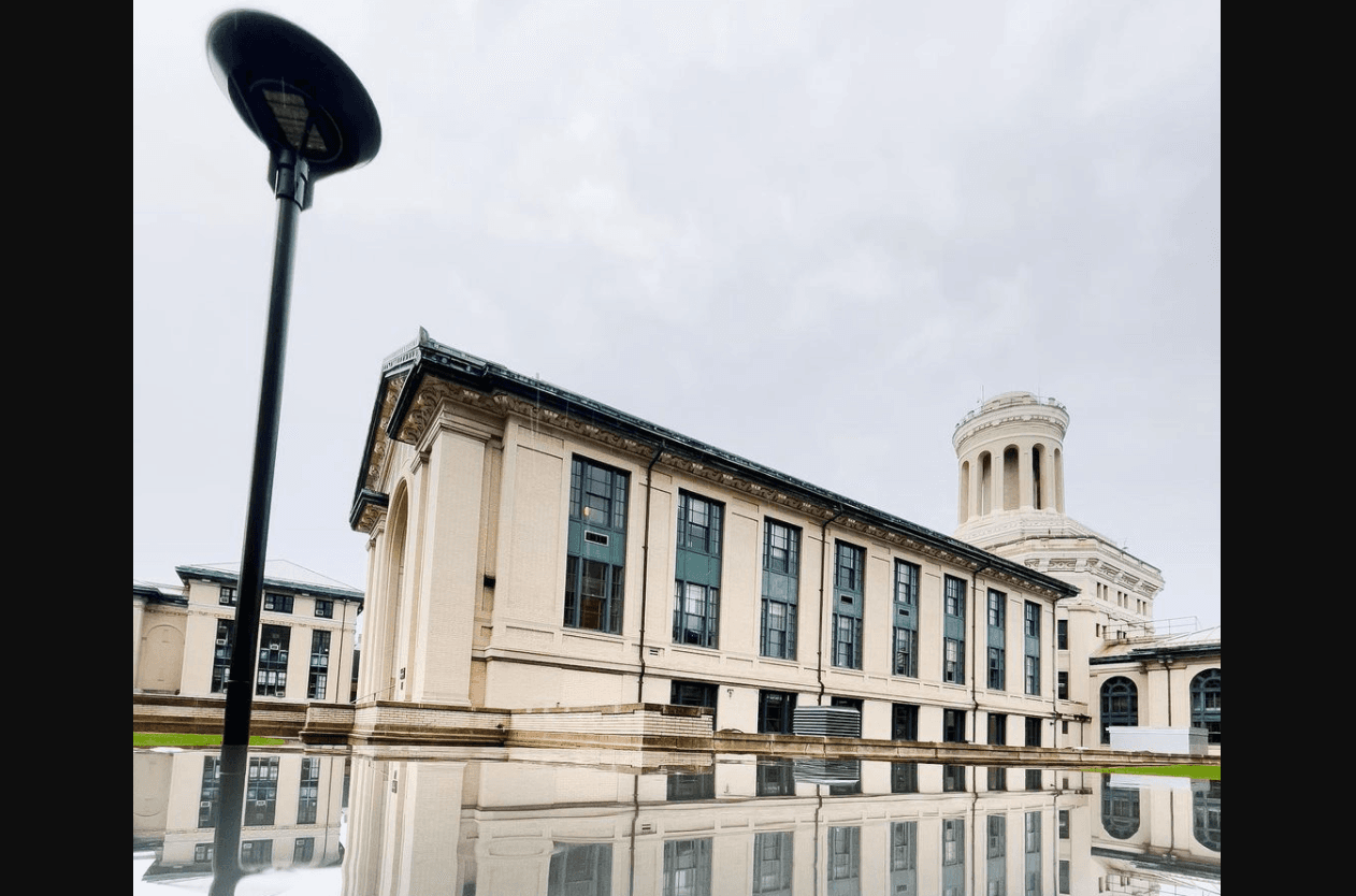 Aunque no es una de las ocho escuelas de la Ivy League, a
<a href="https://www.cmu.edu/" target="_blank">Carnegie Mellon</a> se le considera una de “las nuevas Ivies”. Sus aproximadamente 7,073 estudiantes pagan unos $58,924 en gastos de matricula.
<br>