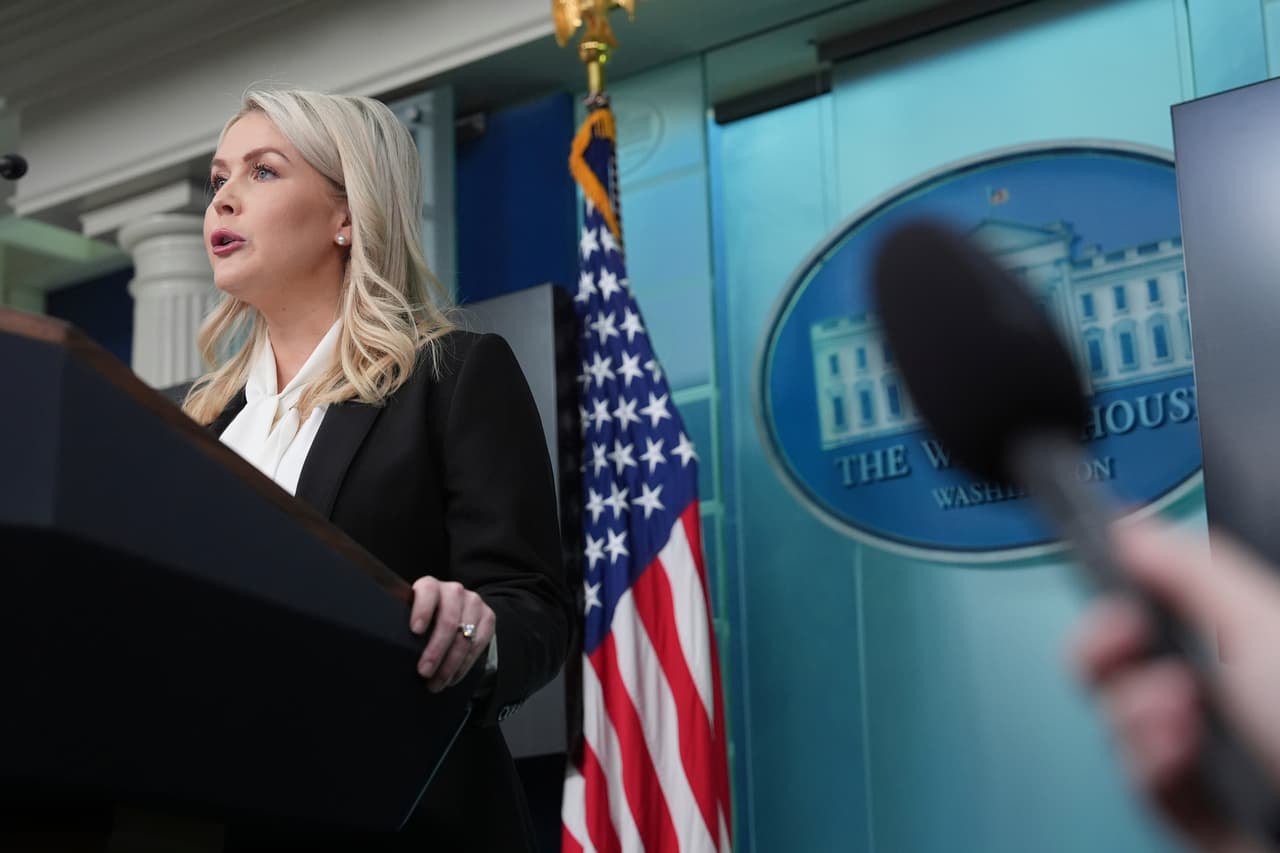 Karoline Leavitt, durante conferencia de prensa en la Casa Blanca el 4 de marzo de 2026.