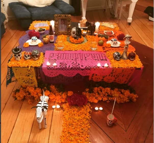 Joan Sebastián murió en julio de 2015 en su rancho de Morelos, México. Su altar tiene varios elementos tradicionales que llevan las ofrendas en México.