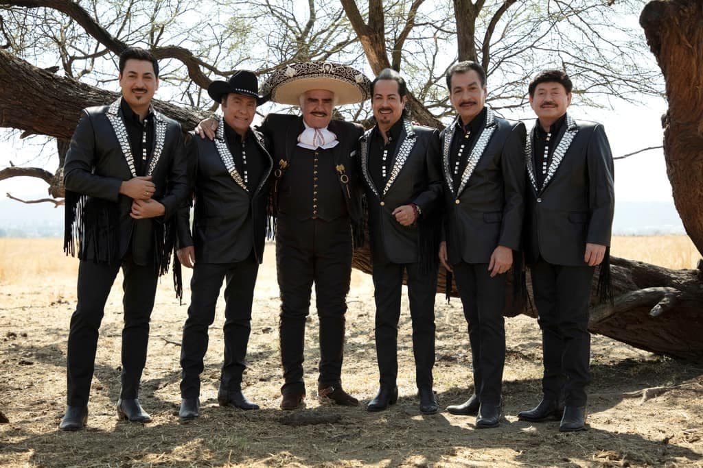 Los Tigres del Norte mostraron su dolor compatiendo una foto junto a Fernández y agradecieron el legado musical que les dejó. "Su palabra seguirá siendo ley".