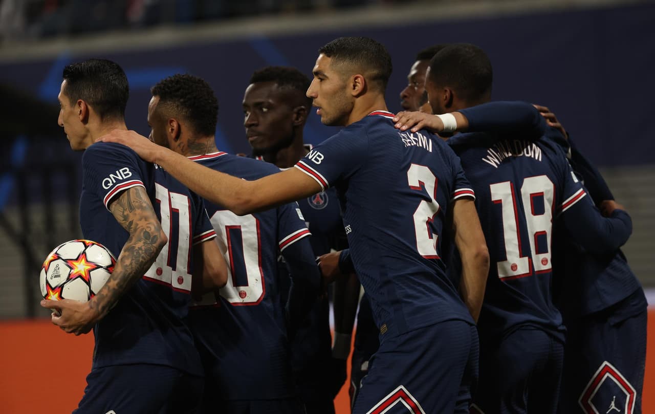Paris Saint Germain empata ante el RB Leipzig con marcador 2-2, con doblete de Georginio Wijnaldum (21’, 39’) a favor de la visita. Las otras dos anotaciones fueron deChristopher Nkunku(8') yDominik Szoboszlai (90'+2'), durante la fase de grupos en la UEFA Champions League.
