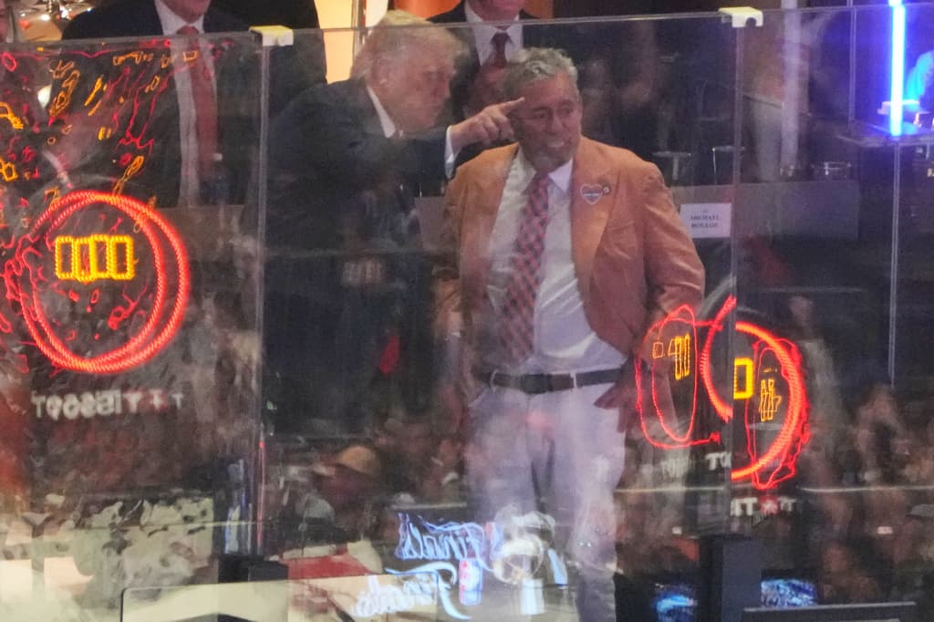 <b>CULPAS e INSULTOS</b>: Para el analista de la cadena ESPN, Stephen Smith, el presidente
<b> Donald Trump "no tenía nada que hacer"</b> en el juego del lunes por la noche. "Si esto provoca que los New York Knicks pierdan esta noche,
<b>lo culparé a él</b>".
<br>
<br>Al terminar el partido,
<b>Trump, en la foto junto al dueño de los Knicks James Dolan</b>, replicó al analista, desestimándolo como un posible aspirante a la presidencia de Estados Unidos.
<br>
<br>"Se necesita cierta aptitud para postularse a la presidencia...
<b>Se necesita un coeficiente intelectual alto</b>. No estoy seguro de que Stephen lo tenga. No creo que lo tenga", concluyó.