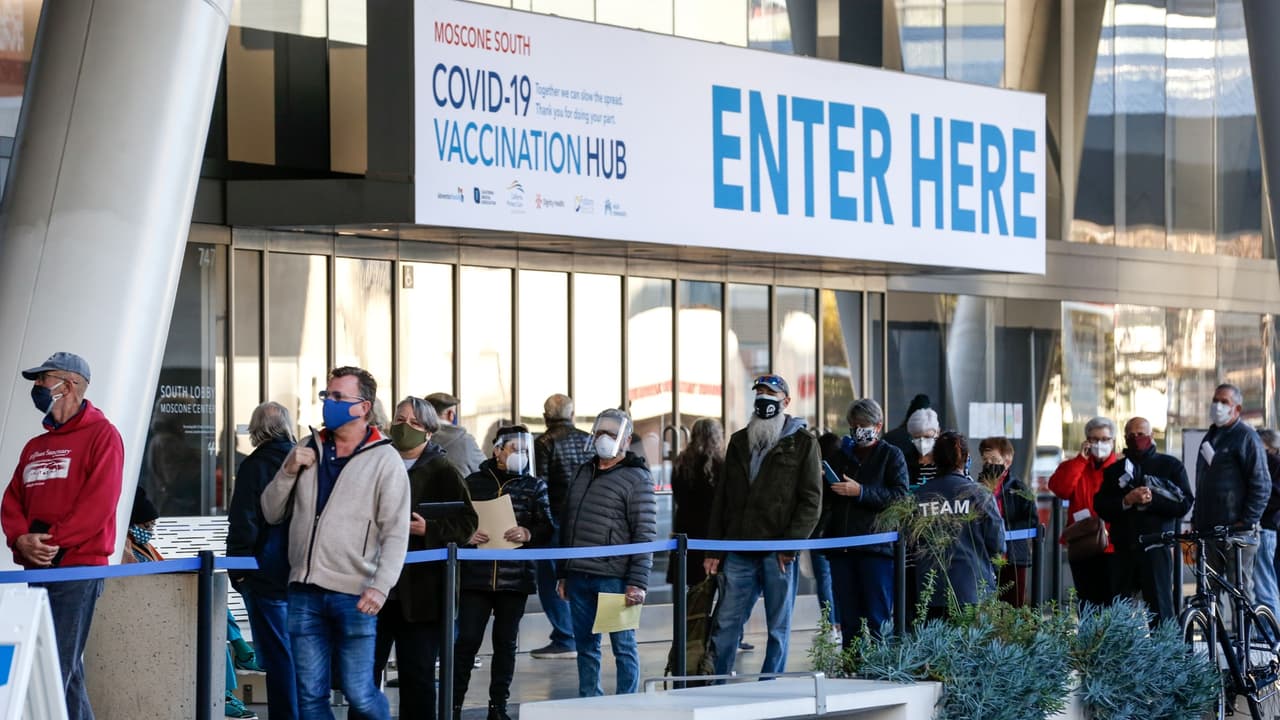 Reabren el centro de vacunación masiva del Moscone Center tras superar la escasez de dosis