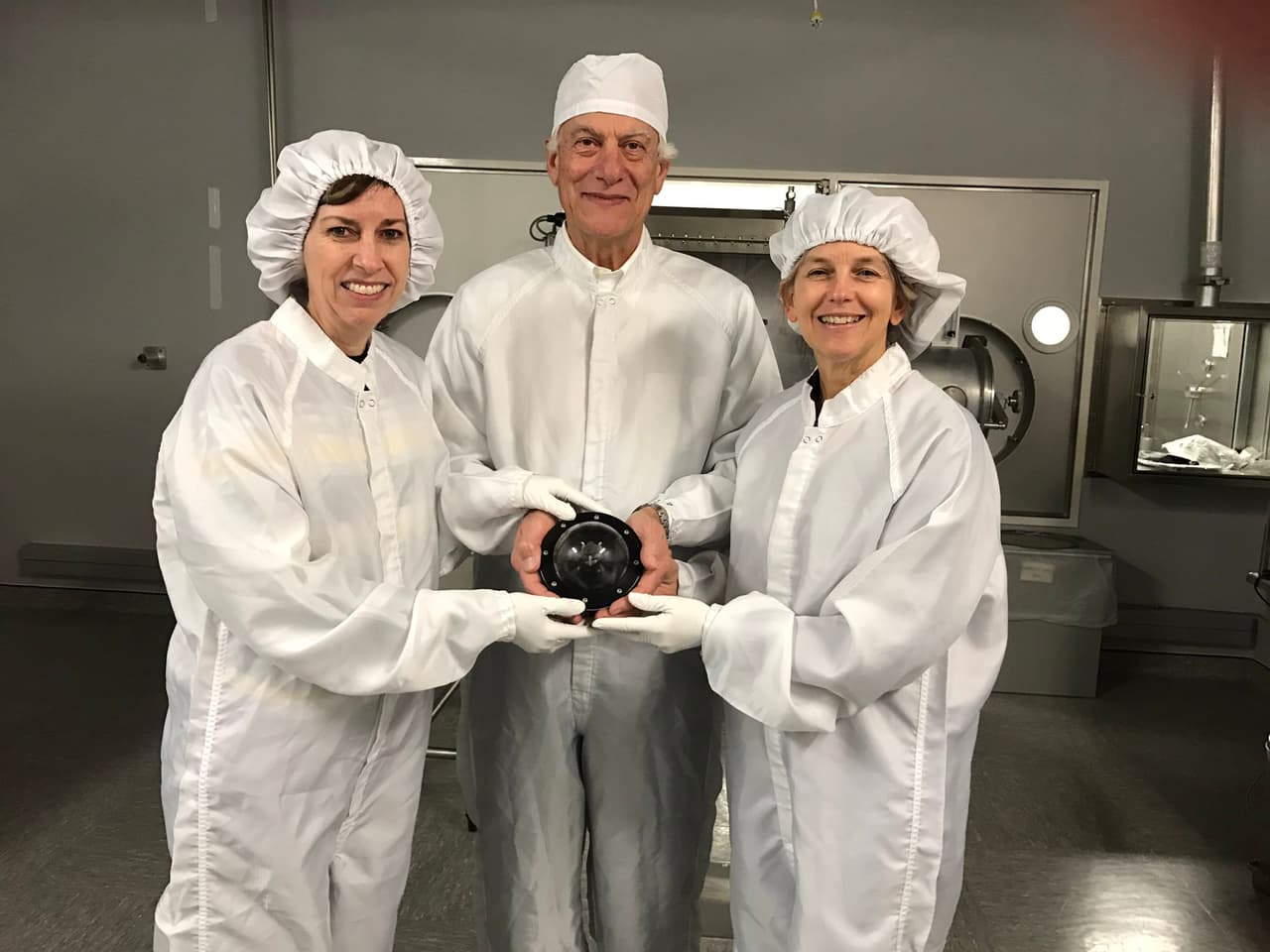 Examinando muestras del Apollo 11.