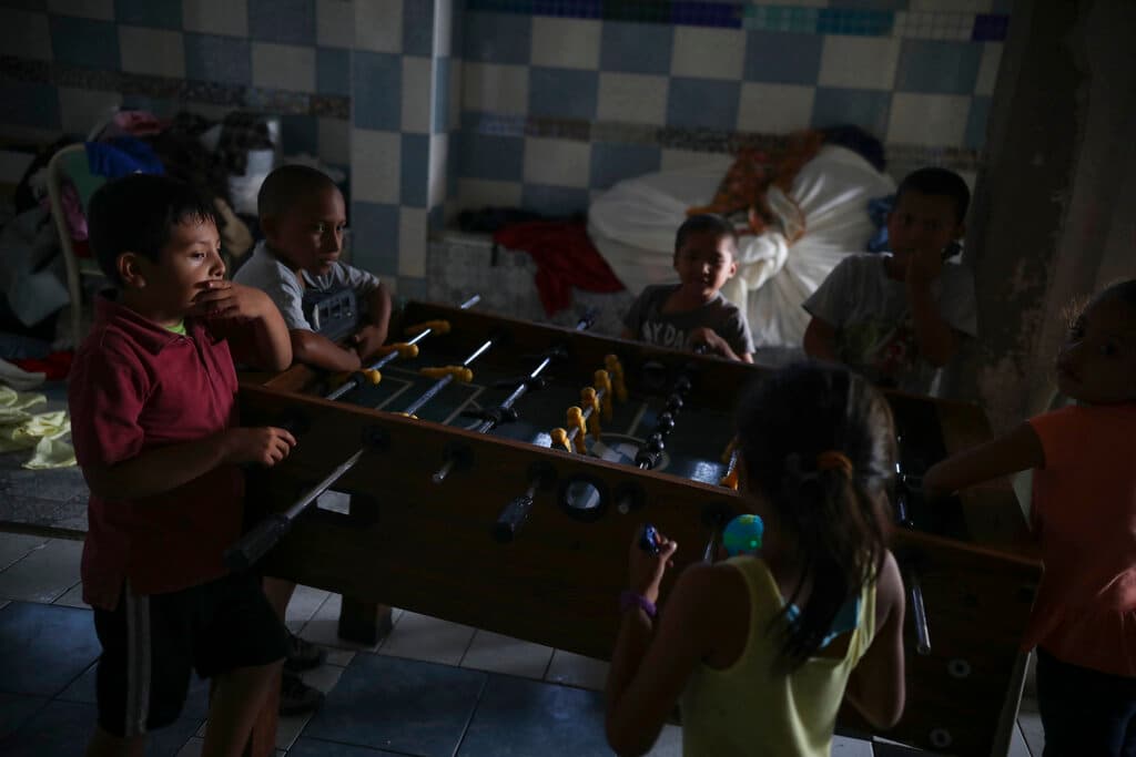 Unos niños juegan en el albergue Agape World Mission, en Tijuana (México), donde se alojan muchos migrantes centroamericanos y mexicanos mientras intentan llegar a Estados Unidos o solicitar asilo en ese país, el jueves 12 de septiembre de 2019. Un nuevo nivel de desesperación se extendió entre las decenas de miles de migrantes que aguardan en la frontera mexicana para buscar refugio en Estados Unidos, a medida que el gobierno de Trump comenzaba a aplicar, este jueves, nuevas y drásticas restricciones sobre quiénes reúnen los requisitos para obtener asilo. (Foto AP/Emilio Espejel)