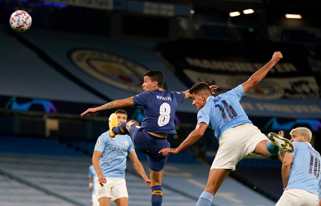 Manchester City se impone en casa ante el Porto por 3 goles a uno. Luis Fernando Díaz abrió el marcador, pero Sergio Aguero empató tras cobrar un penal. Gundogan y Torres anotaron en la segunda parte, dándole la victoria a los 'Cityzens', durante la primera fecha de la Champions League.