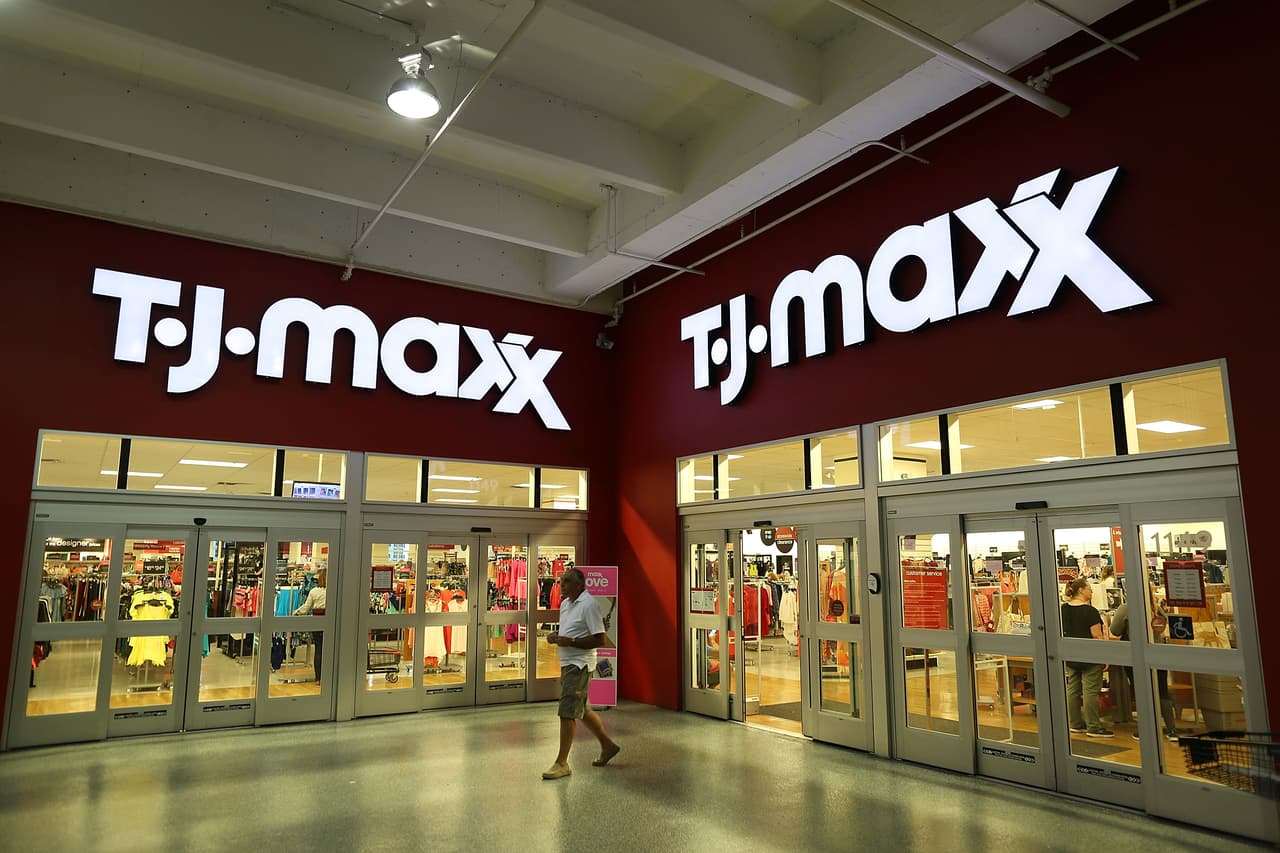 Por el contrario, las populares tiendas de descuentos TJ Maxx obtuvieron una F. "TJ Maxx debe actuar para mantener a sus clientes y empleados a salvo de la violencia armada. Ayudar a construir comunidades más seguras sería coherente con su afirmación de que
<b>operan su negocio con altos estándares éticos"</b>, dijo la coalición y resaltó que en noviembre de 2014, un empleado de TJ Maxx fue asesinado a tiros mientras tomaba un receso fuera de una de sus tiendas en Cape Coral, Florida.