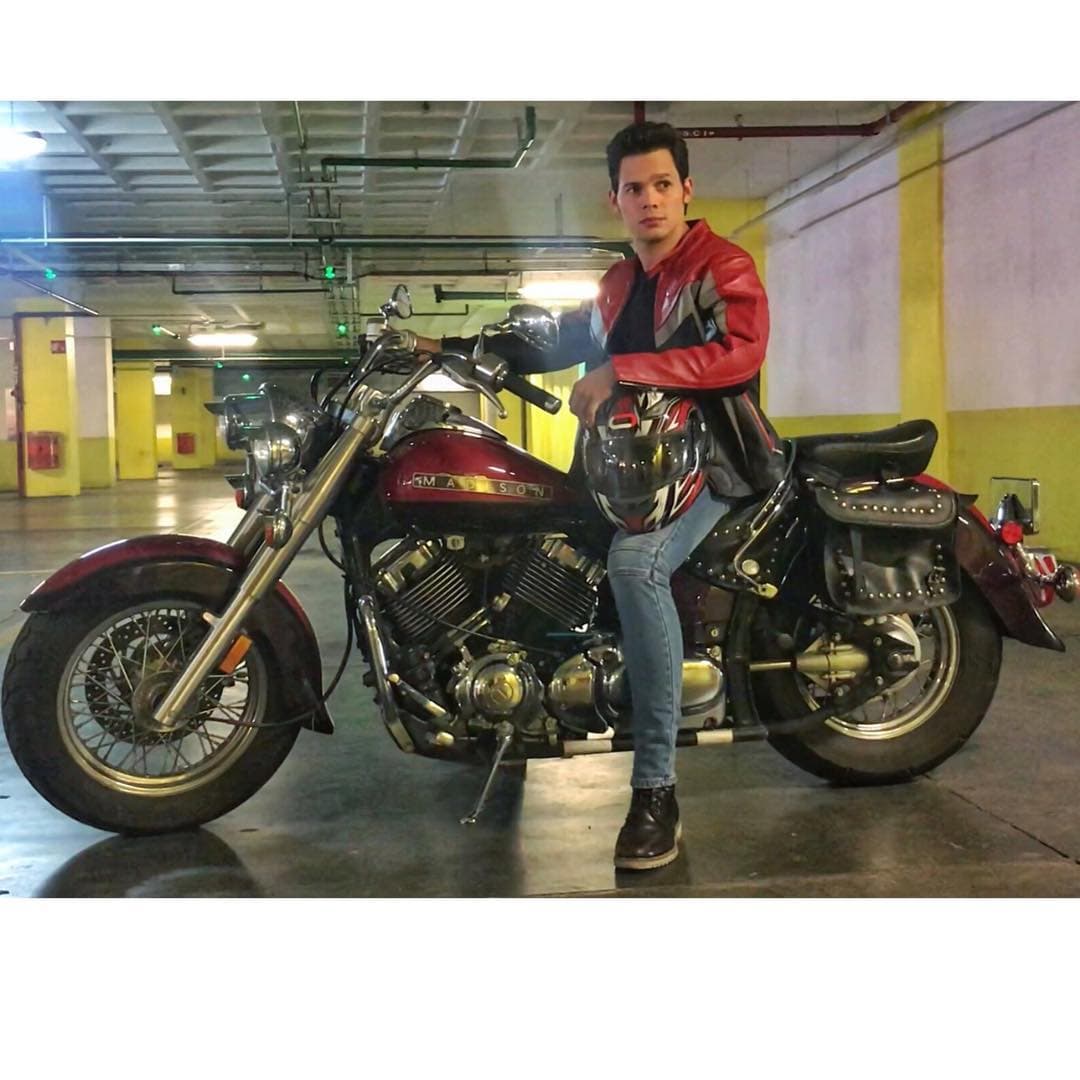 Hace cinco años llegó a tierras aztecas para estudiar actuación en
<b><a href="https://www.lasestrellas.tv/cea">el CEA (Centro de Educación Artística de Televisa)</a></b>, donde estuvo sólo dos años, ya que su trabajo lo respaldaba.