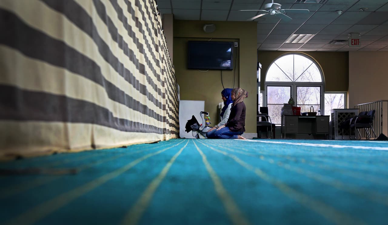 Eliana Francisco, izq., y Aisha Figueroa, rezan en Masjid Darul Quran, la mezquita de Bay Shore, Long Island, Nueva York, abril 14, 2016.