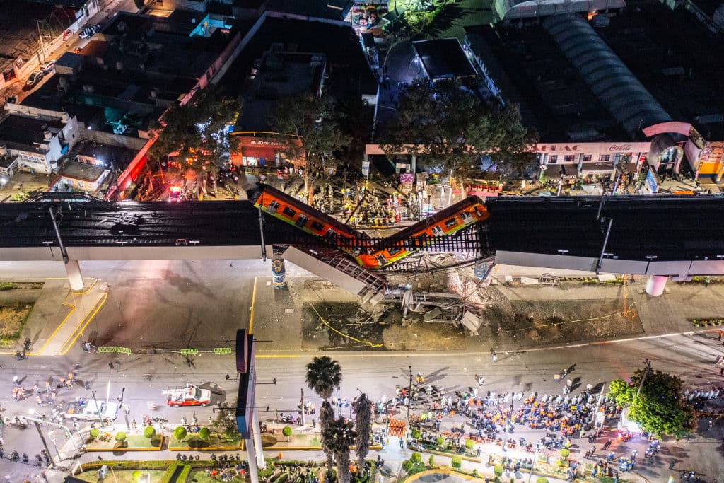 <b>El accidente. </b>La estructura sobre la que circulaba
<a href="https://www.univision.com/noticias/america-latina/imagenes-desplome-puente-metro-ciudad-de-mexico-fotos" target="_blank">el metro de la línea 12 se derrumbó </a>y dos de los vagones se desplomaron sobre una avenida repleta de vehículos a las 22.20 hora local del lunes.