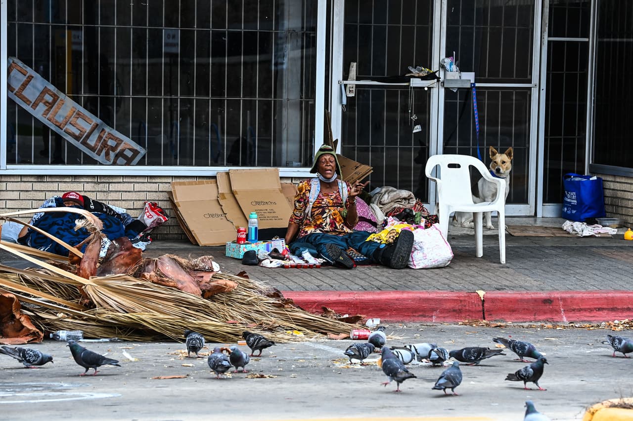 Marcia Fudge, que fue confirmada la semana pasada por el Senado como secretaria de Vivienda, se plantea reducir el número de personas sin hogar en 130,000 utilizando los recursos adicionales proporcionados a su departamento en el marco del
<a href="https://www.univision.com/noticias/politica/biden-firma-paquete-estimulo-cheques-de-ayuda-1400-marzo-2021">proyecto de ley de ayuda al coronavirus</a>, que asciende a 1.9 billones de dólares. El paquete incluye 21,550 millones de dólares para ayudas de emergencia al alquiler, 5,000 millones de dólares en vales de vivienda de emergencia para familias desplazadas por las consecuencias económicas de la pandemia, 5,000 millones de dólares para ayudas a los sin techo y 850 millones de dólares para viviendas tribales y rurales.